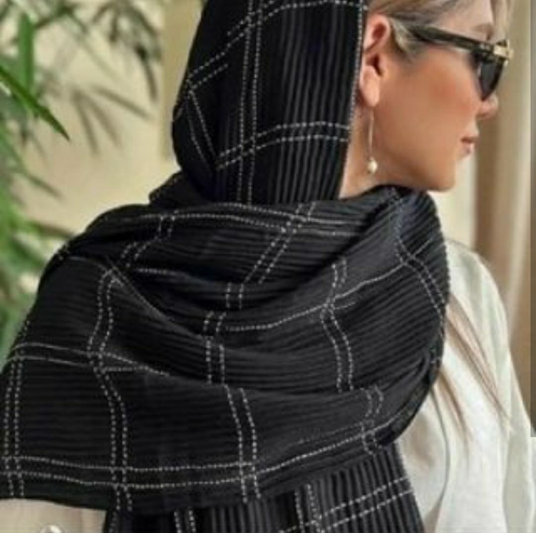 شال برشکا وارداتی پلیسه ریز طرح چهارخانه منگوله دار